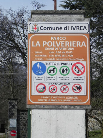 Cartello all’ingresso del Parco della Polveriera a Ivrea (74440 bytes)